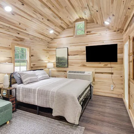 1 Mi To Lake Charming Byrdstown Retreat With Deck!